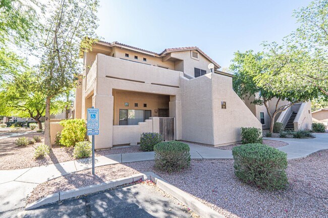 Primary Photo - Spacious 2 Bed / 2 Bath Condo in Prime Cha...