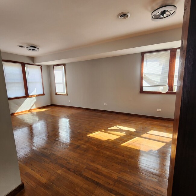 Building Photo - Move In Specials! Spacious 3 Bedroom, 2 Fu...