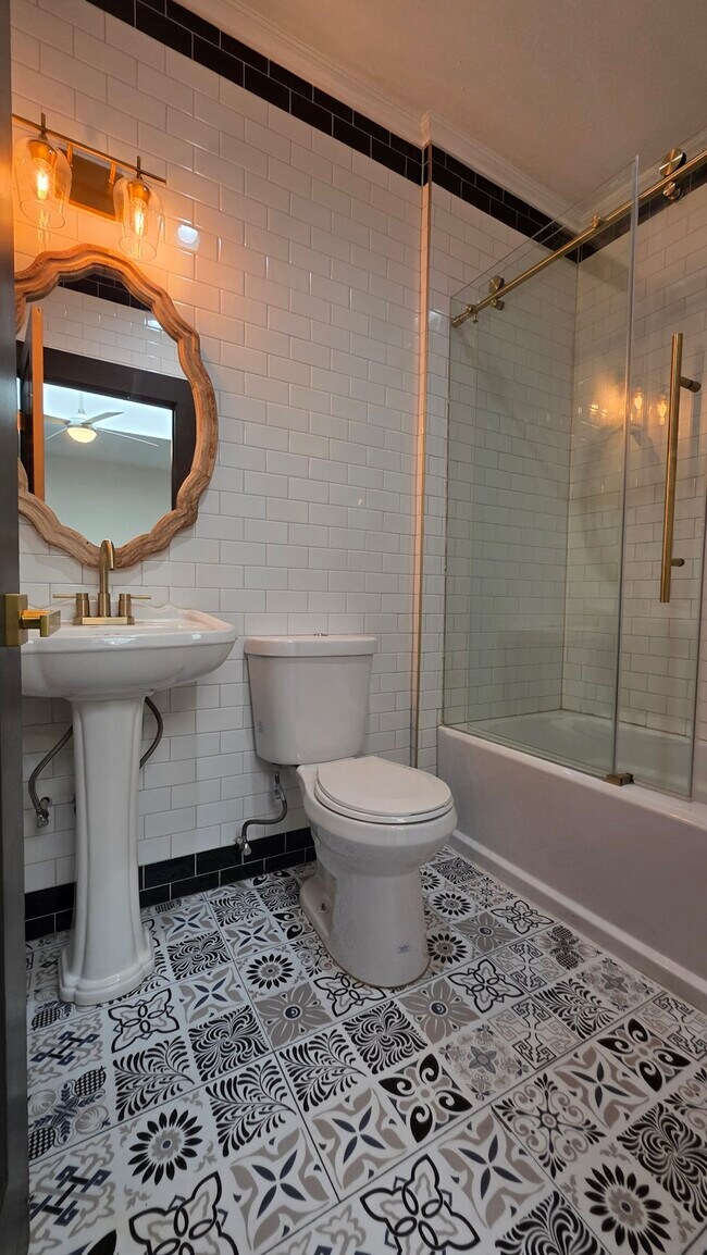 Building Photo - 345 N Van Ness Ave