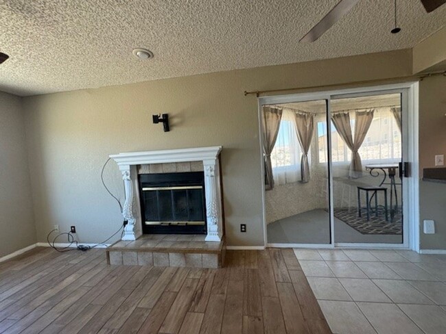 Building Photo - River Bluffs 2Bedroom, 2bath w/Bonus room/...