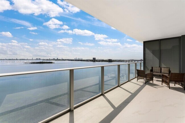 Building Photo - 700 NE 24th St