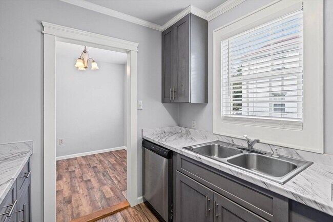 Building Photo - SUMMERVILLE CONDO