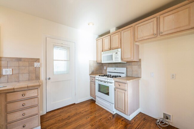 Building Photo - Super Cute 3bed 2 bath home with peek-a-boo ocean view South Redondo