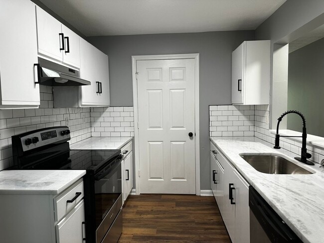 Building Photo - Open House Available on Friday, August 7 Time: 6:30 PM – 7:00 PM  25% Move-in Special available f...