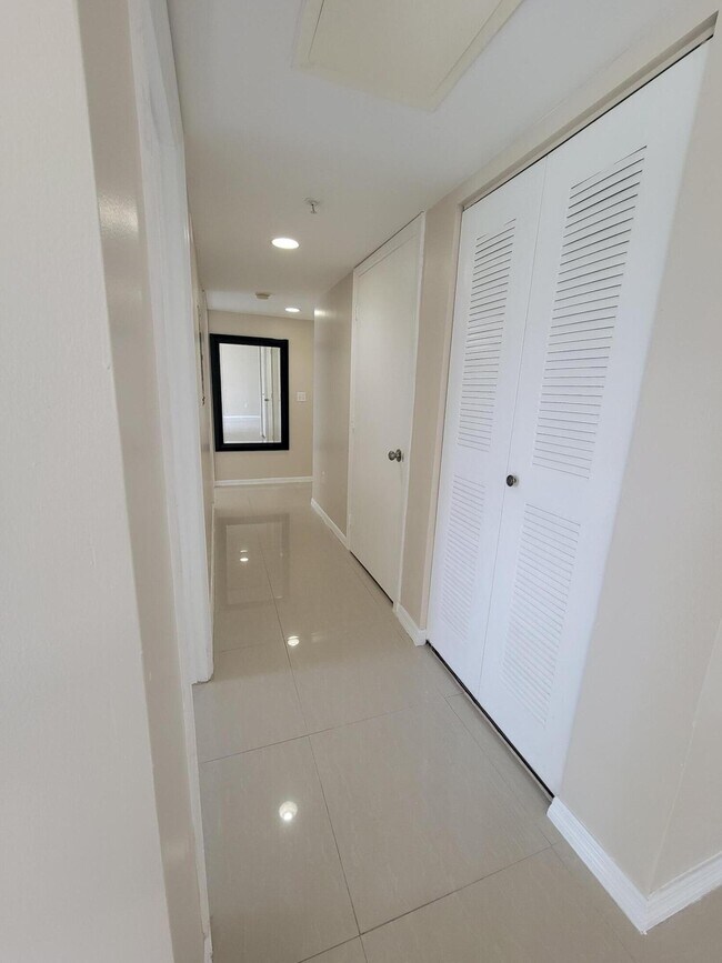 Building Photo - 1400 Crestwood Ct S