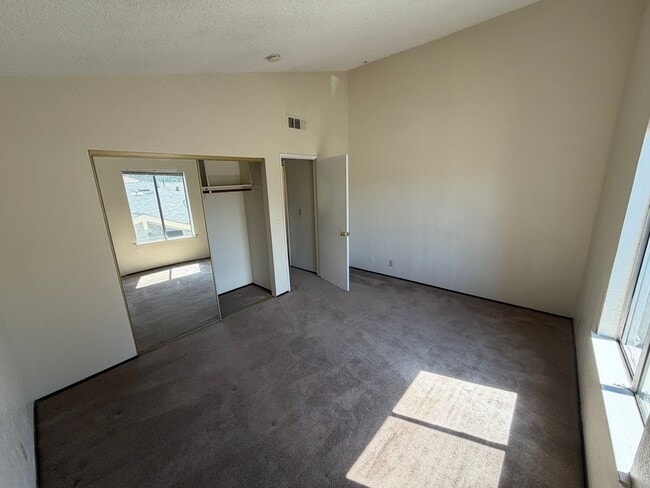 Building Photo - 2 bedroom | 1.5 bathroom | Citrus Heights Town Home