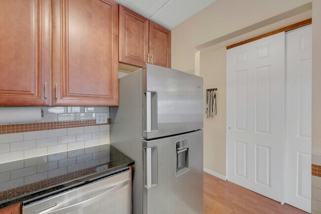 Building Photo - 470 Halstead Ave