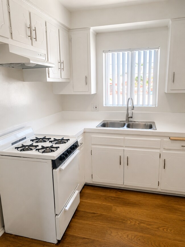 Interior Photo - 4011 W 129th St