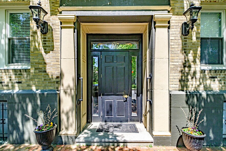 Building Photo - 197 Pine St