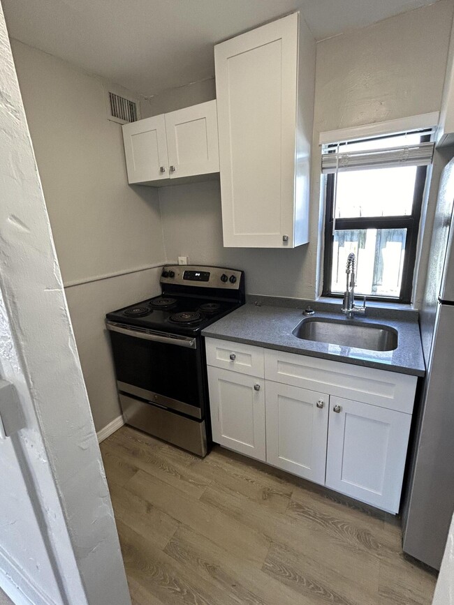 Building Photo - 716 3rd Ave N