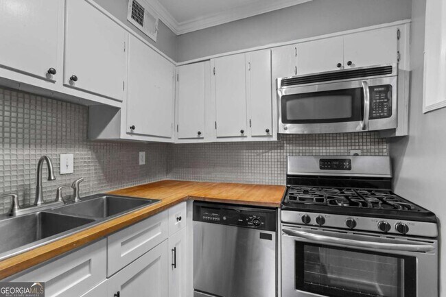 Building Photo - 120 Biscayne Dr NW