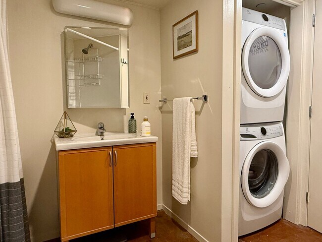 Building Photo - Lake Merrit’s Desirable East Lake Loft! Sp...
