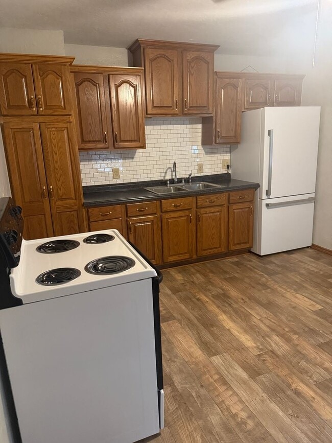 Building Photo - Charming 2-Bedroom Home for Lease – El?Ren...