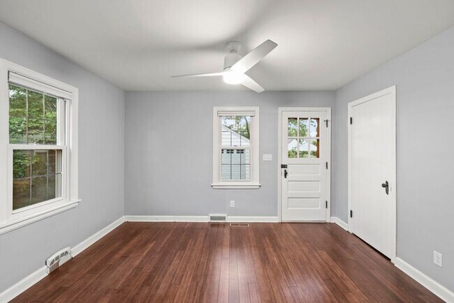 Building Photo - 304 E Schreyer Pl