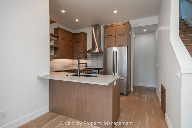 Building Photo - M713