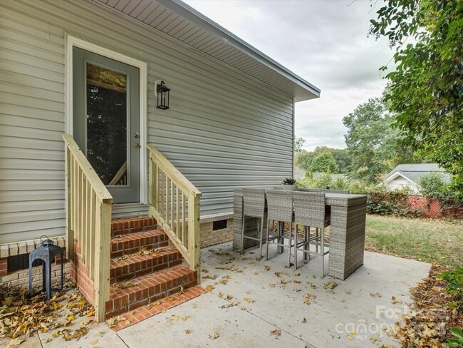 Building Photo - 2016 Wedgedale Dr