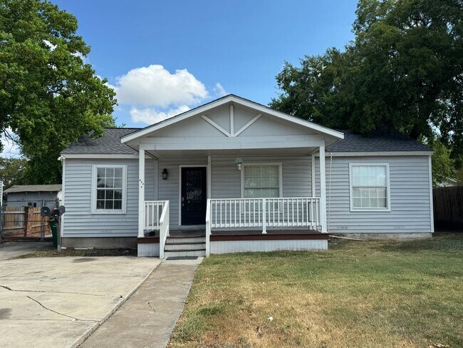 Building Photo - Stylish and Spacious 4-Bedroom Home PLUS Casita/In-Law (with kitchen/living/bedroom/bath)