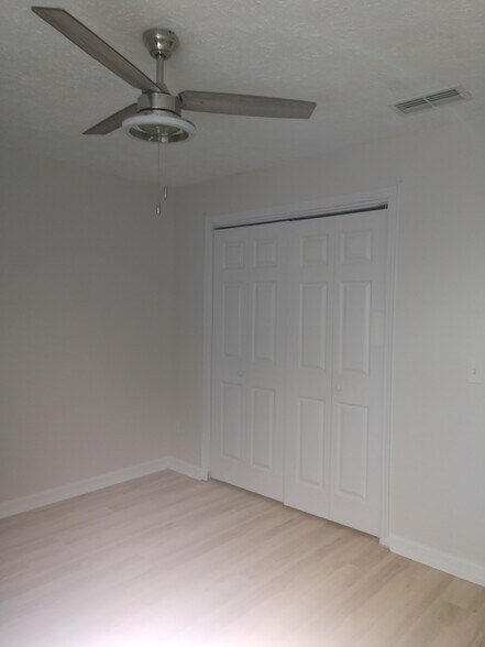 bedroom - 2510 W 9th St
