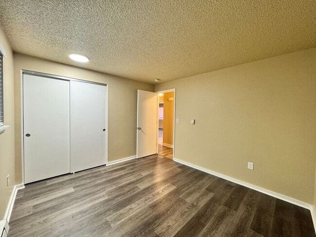 Building Photo - AVAILABLE NOW! Spacious 2 Bed, 1.5 Bathroo...