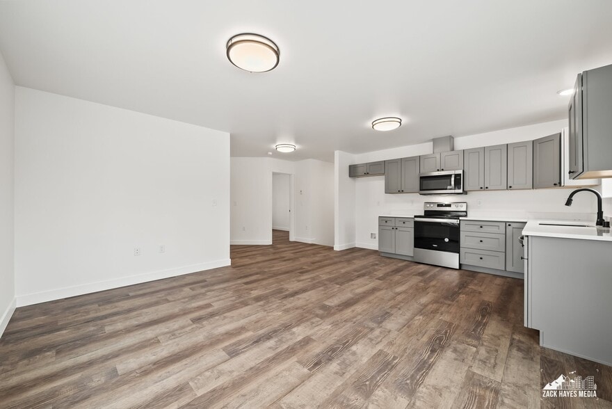 Upstairs living area - 1493 W 40th Ave