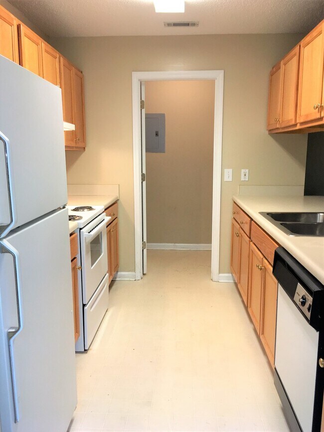 Building Photo - Center 629-631