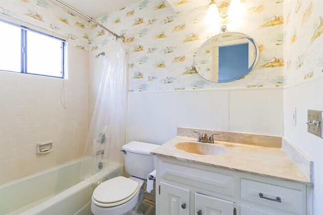 Building Photo - 208 Crescent Bluff