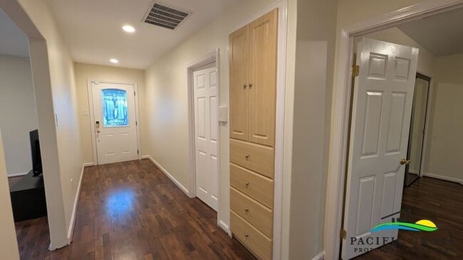 Building Photo - Bright and Roomy 2 Bedroom 2 Bathroom Home