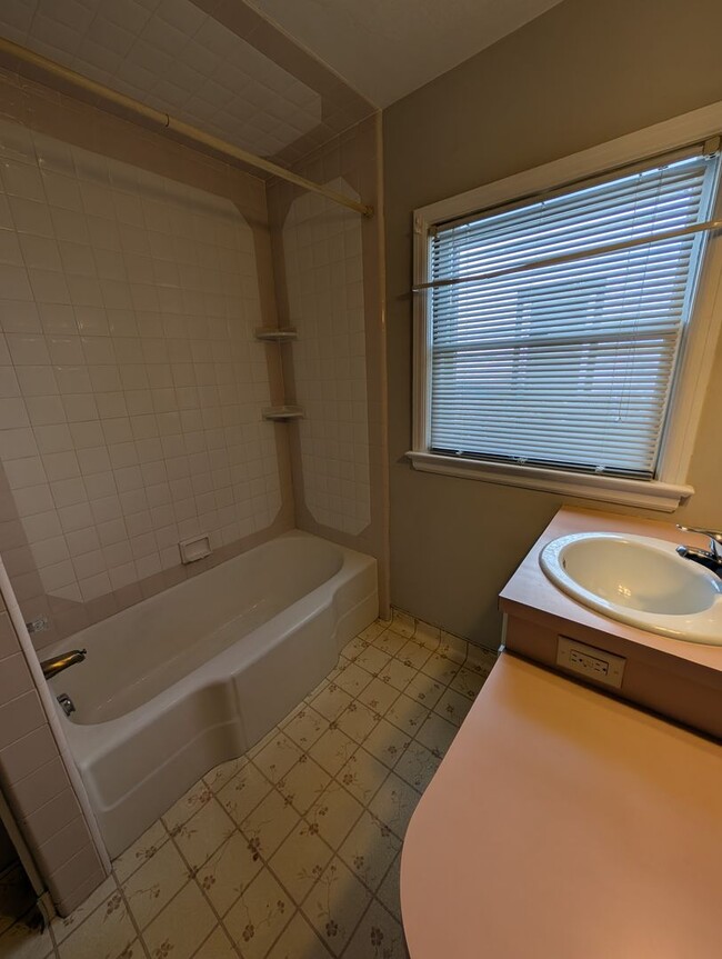 Building Photo - 547 S 11th Ave
