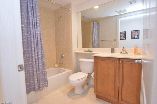 Building Photo - Beautifully decorated split 2/2 in stunnin...