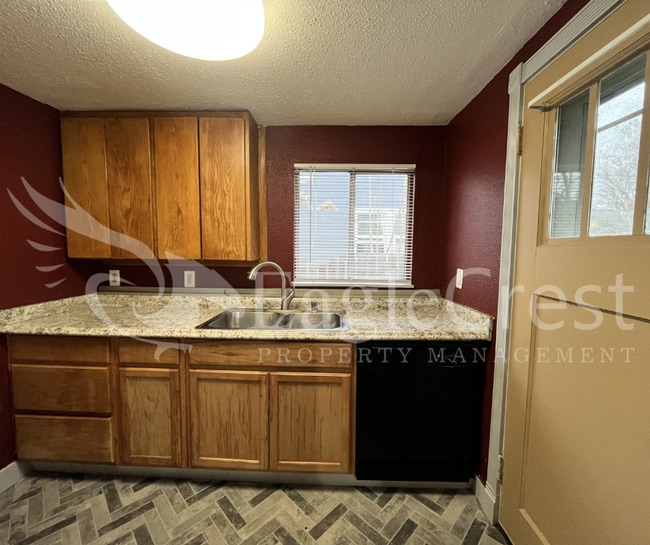 Building Photo - Comfortable 5 Bedroom Home with Modern Touches, Large Bedrooms & Front Porch