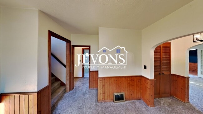 Building Photo - $895 Rent Credit - Charming 3-bedroom home with washer and dryer, an equipped kitchen, and nearby...