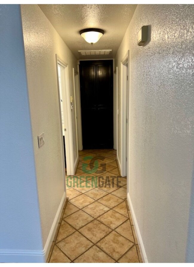 Building Photo - 3 BEDROOM 2 BATH HOME MOVE IN READY IN ESC...