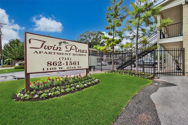 Building Photo - 1109 W 25th St