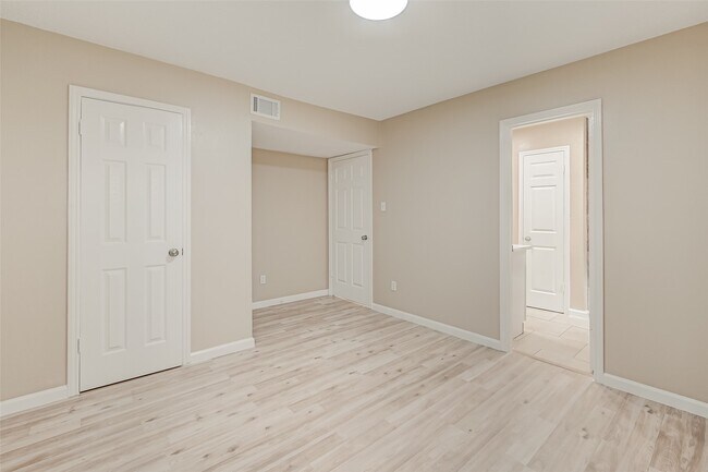 Building Photo - 2302 Brook View Ln