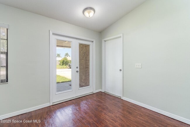 Building Photo - 841 Raintree Ave