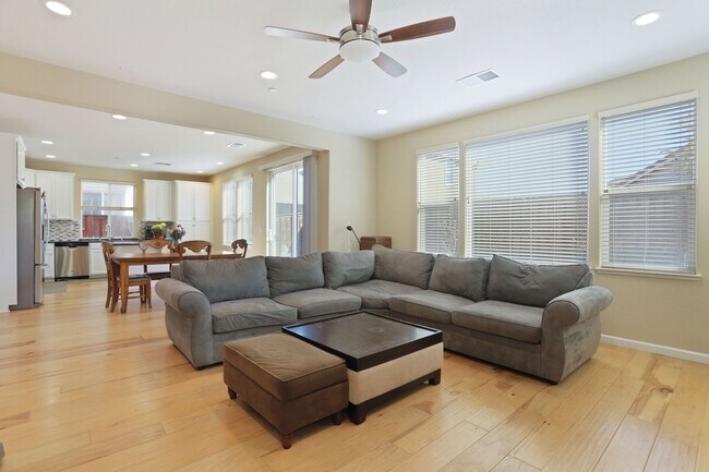 Building Photo - Beautiful home in desirable Spring Lake community Woodland