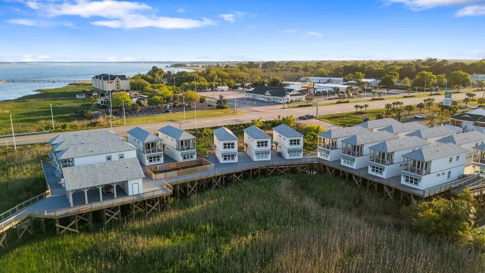 Building Photo - 435 Marina Dr