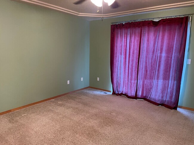 Building Photo - Well Maintained Home in Desirable Pelican Point Neighborhood!