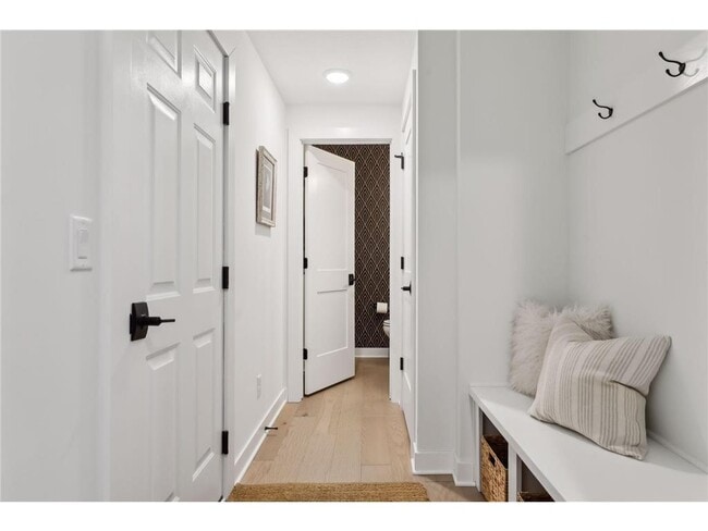 Building Photo - 870 Mount Curve Blvd