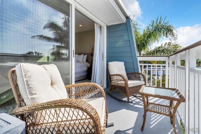 Building Photo - Stunning Condo on the Bay