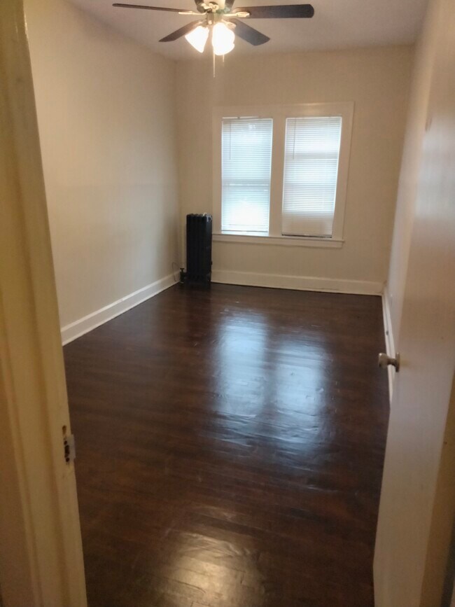 Building Photo - 1220 W 104th St