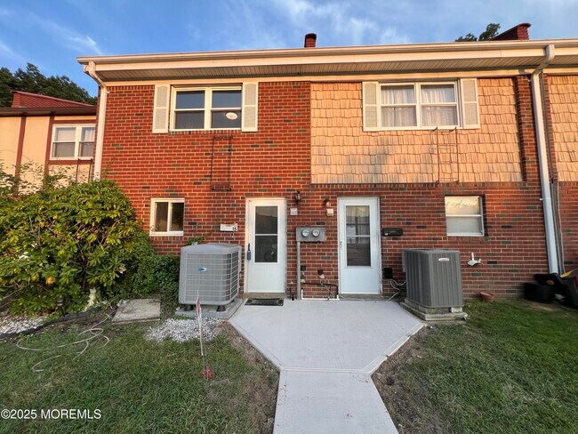 Building Photo - 15 Briar Mills Dr