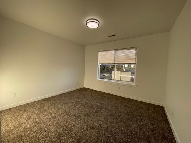 Building Photo - Newer 3 Bed 2 Bath Home In New Sutherlin D...