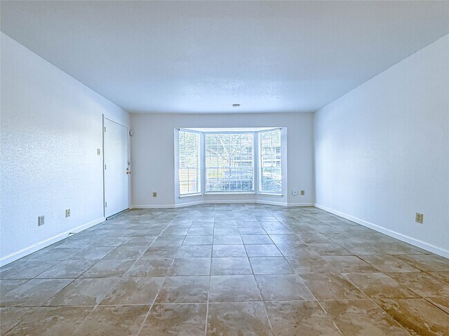 Building Photo - 9201 Clarewood Dr