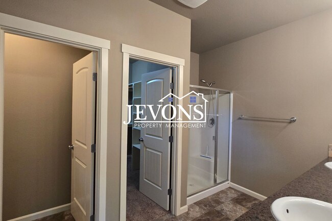 Building Photo - A charming and well-located single-family home in Yakima!