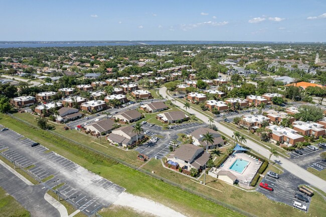 Building Photo - 2 Bedroom 2 Bath Condo! Fort Myers