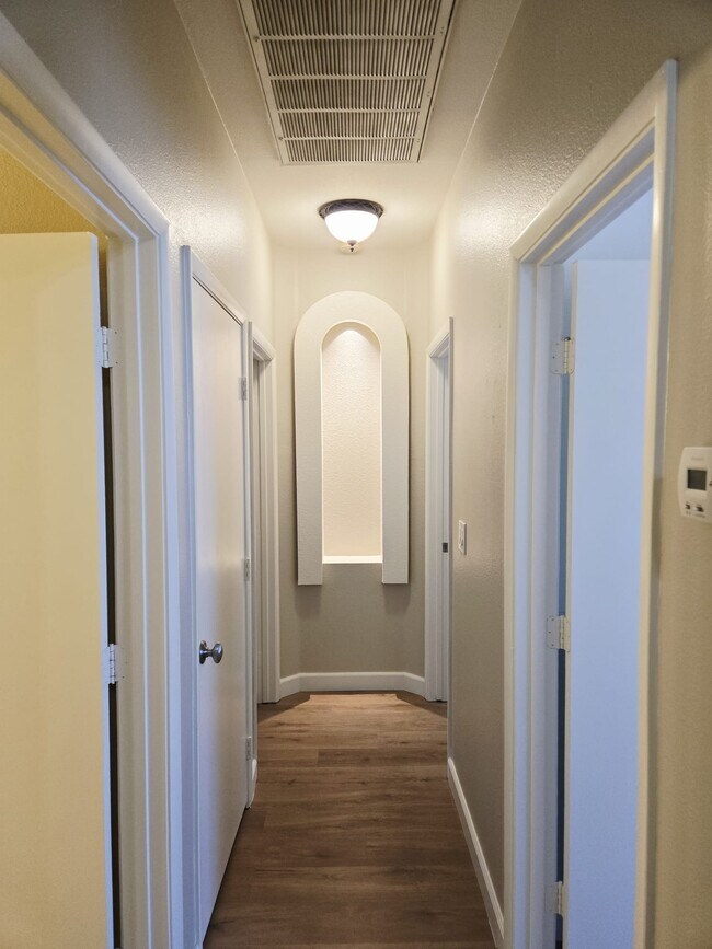 Building Photo - 925 Chaps Cir