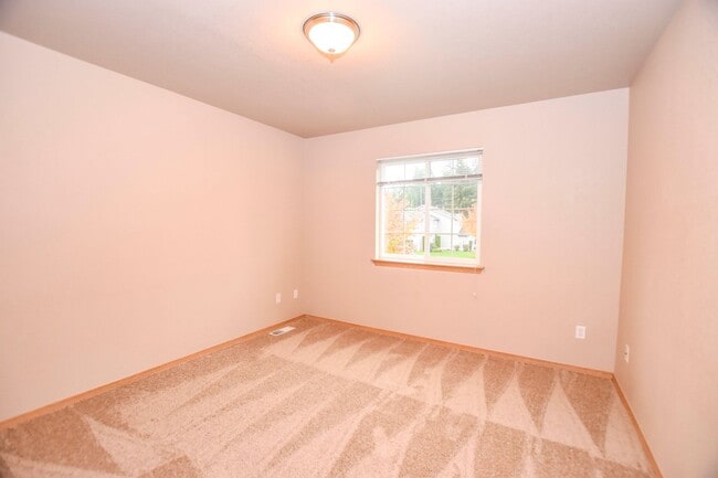 Building Photo - 2-story home on private cul-de-sac!