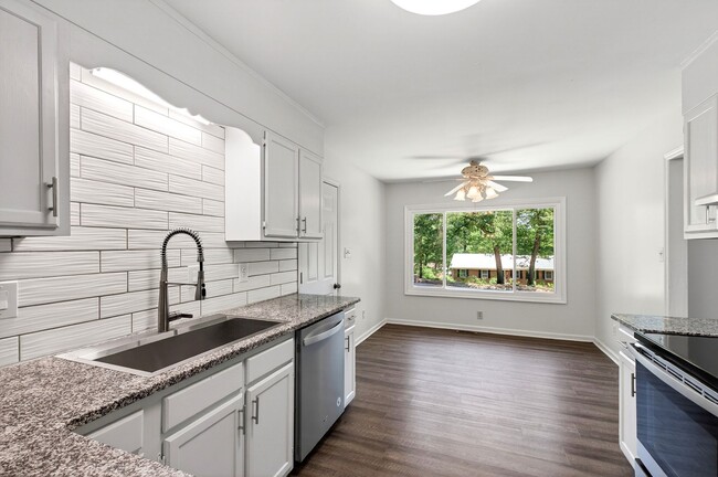 Building Photo - Charming Brick Ranch-Style Cul-de-Sac Home in Garner!