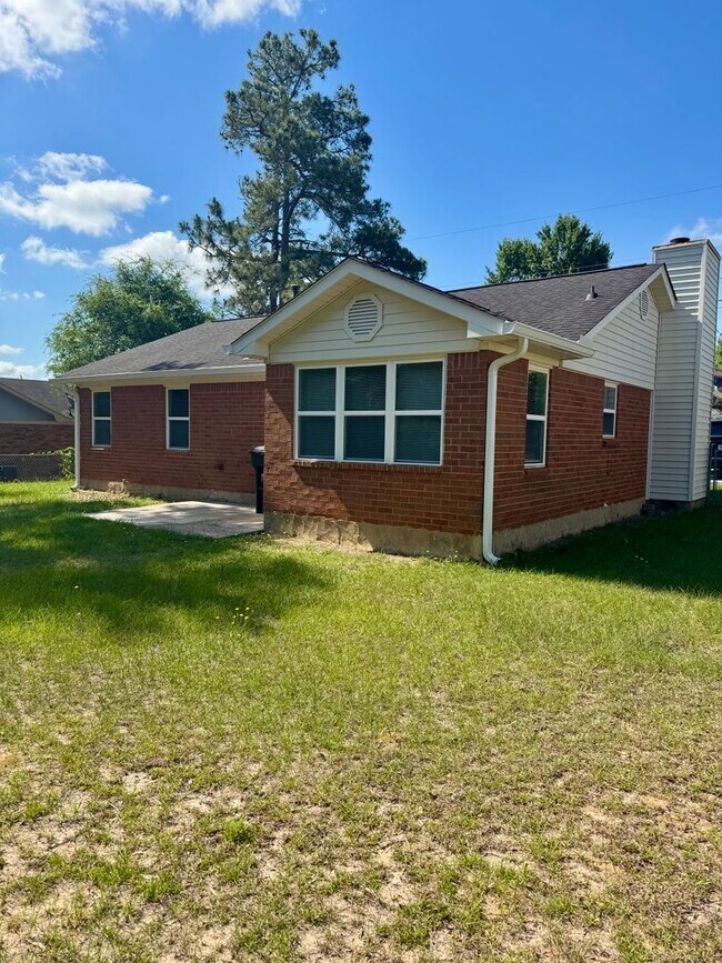 Building Photo - Charming 3 Bedroom, 2 Bath Home Available Now!